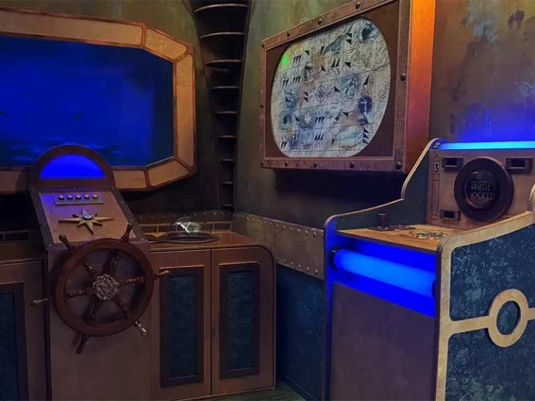 Futuristischer Raum mit Steuerpult und Bildschirm, beleuchtet in Blau und Orange. Ideal für Science-Fiction-Themen.