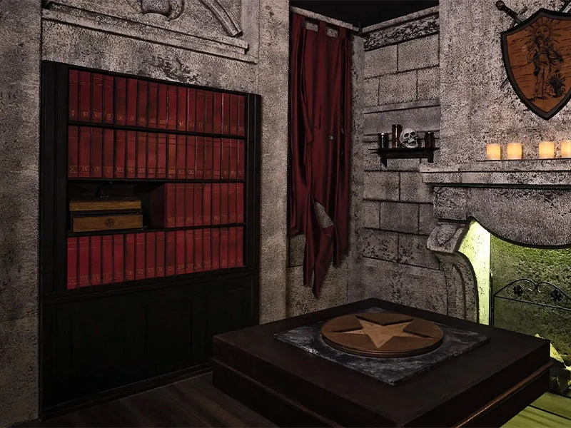 Dunkler Raum mit Bücherregal, rotem Vorhang und Kamin. Mysteriöse Atmosphäre mit einem runden Symbol auf dem Boden.