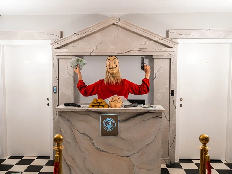 Ein skurriler Empfangsbereich mit einer Statue, die einen Kunden mit Geld und einem Getränk begrüßt. Modernes Design und kreative Atmosphäre.