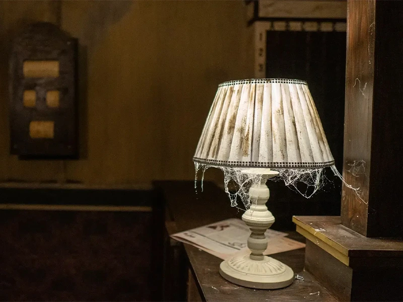 Schreibtischlampe mit einem eleganten Lampenschirm und einem klassischen Fuß, ideal für gemütliche Beleuchtung.
