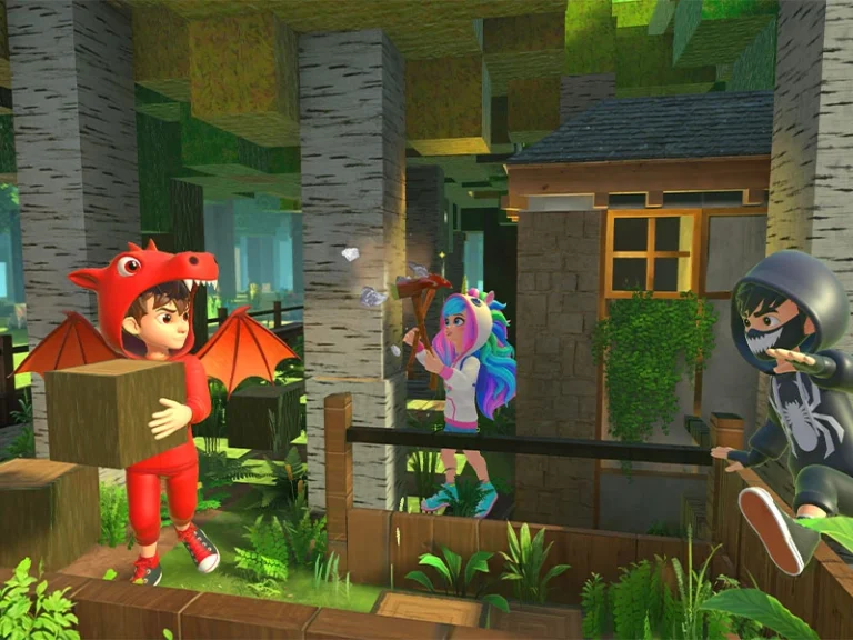 Kinder in bunten Kostümen erkunden eine kreative, pixelartige Waldlandschaft mit einem Haus im Hintergrund.