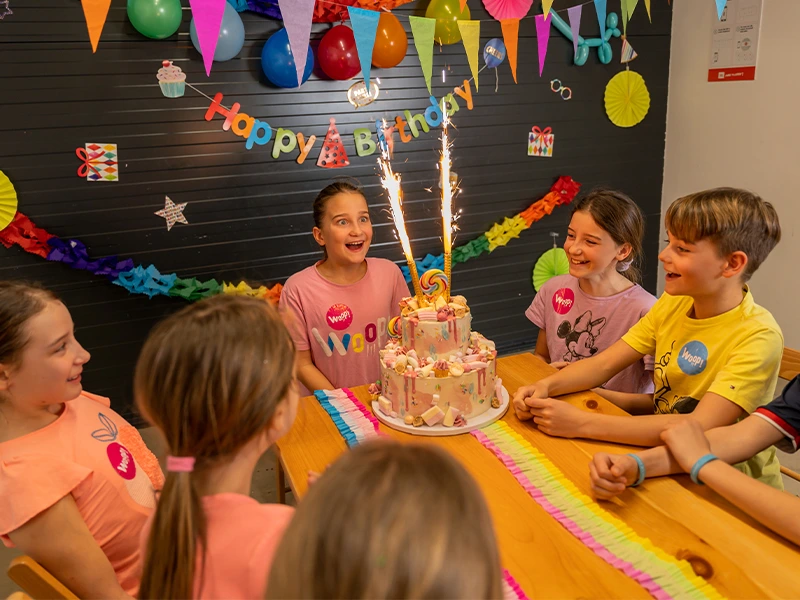 Geburtstagsfeier mit fröhlichen Kindern