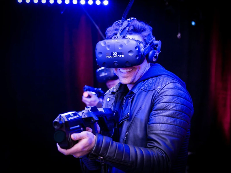 Person mit VR-Headset und Kamera in einer modernen Virtual-Reality-Umgebung, begeistert beim Fotografieren.