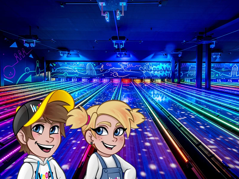 Bunte Bowlingbahn mit neonfarbenen Lichtern und zwei fröhlichen Cartoon-Charakteren im Vordergrund.