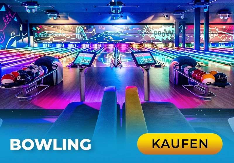 Moderne Bowlingbahn mit bunten Lichtern und bequemen Sitzgelegenheiten. Ideal für Freizeitaktivitäten und Events.