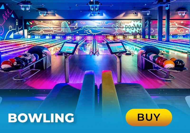 Bunte Bowlingbahn mit modernen Anzeigetafeln und einer Auswahl an Bowlingkugeln. Ideal für Freizeitaktivitäten.