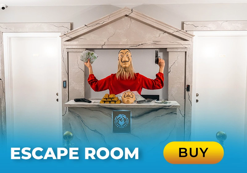 Person in einem Escape Room mit Maske, Geld und Spielzeugpistole, bereit für das Abenteuer.