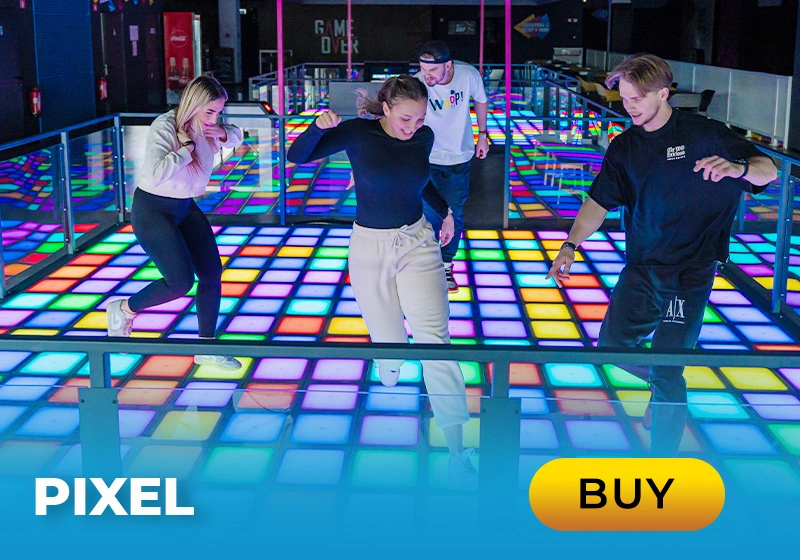 Junge Erwachsene tanzen auf einer bunten LED-Tanzfläche in einem modernen Freizeitzentrum. Spaß und Bewegung stehen im Vordergrund.
