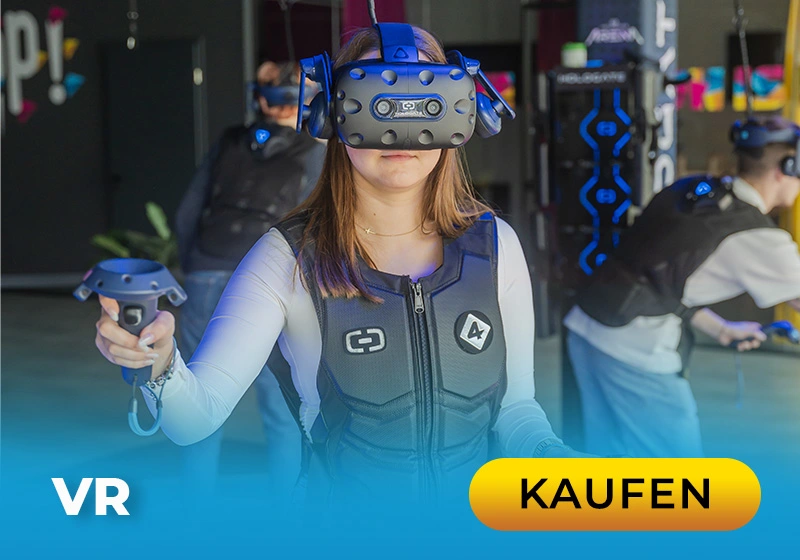 Frau mit VR-Brille und Controller in einem Virtual-Reality-Spielraum. Innovatives Spielerlebnis in moderner Umgebung.
