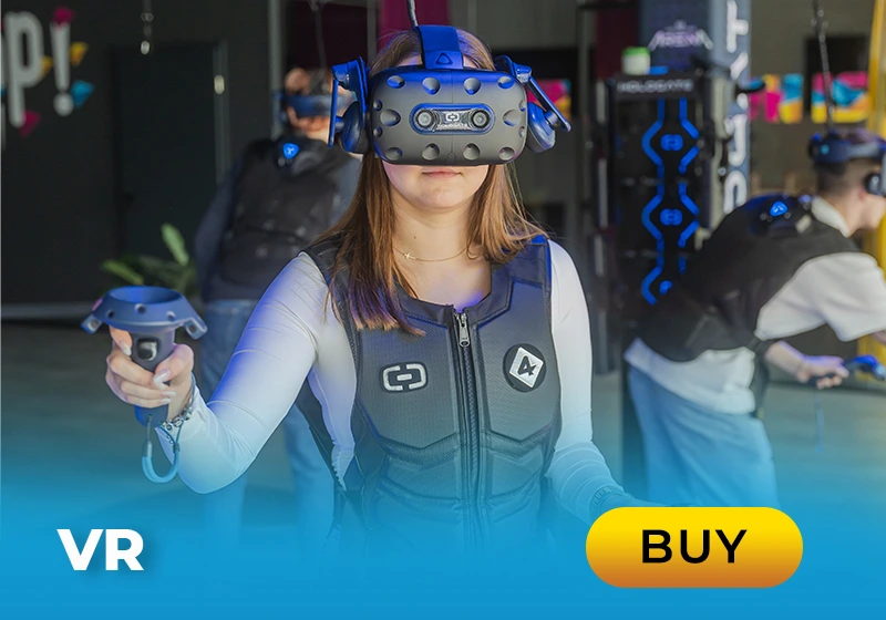 Frau mit VR-Headset und Controller in einem modernen VR-Spielraum, bereit für ein immersives Erlebnis.