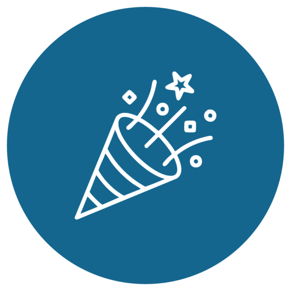 Bunte Konfetti-Partyhüte mit Sternen und Spritzern, symbolisieren Feiern und festliche Anlässe.