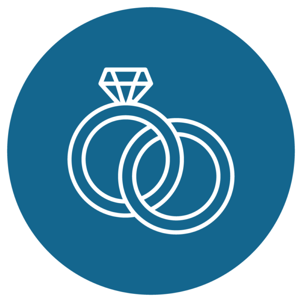 Symbol für Verlobung und Ehe mit zwei Ringen und einem Diamantring. Ideal für Hochzeitsplanung und -inspiration.