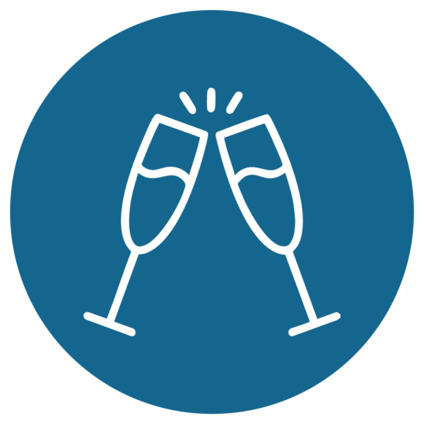 Zwei Sektgläser stoßen an, symbolisieren Feierlichkeit und besondere Anlässe. Ideal für festliche Veranstaltungen.