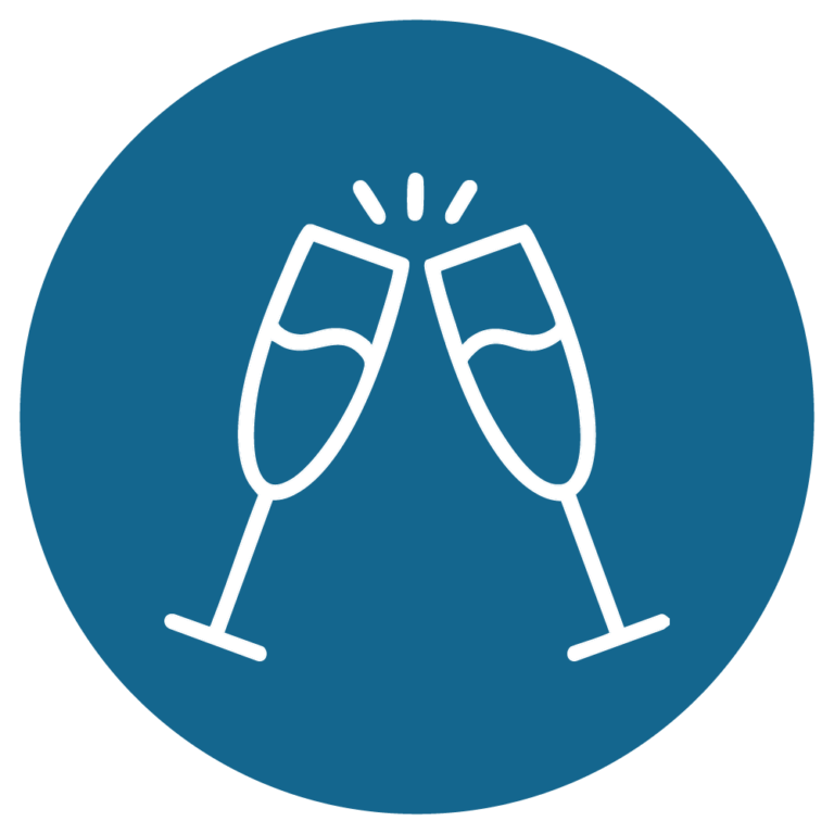 Zwei Sektgläser stoßen an, symbolisieren Feierlichkeit und besondere Anlässe. Ideal für festliche Veranstaltungen.