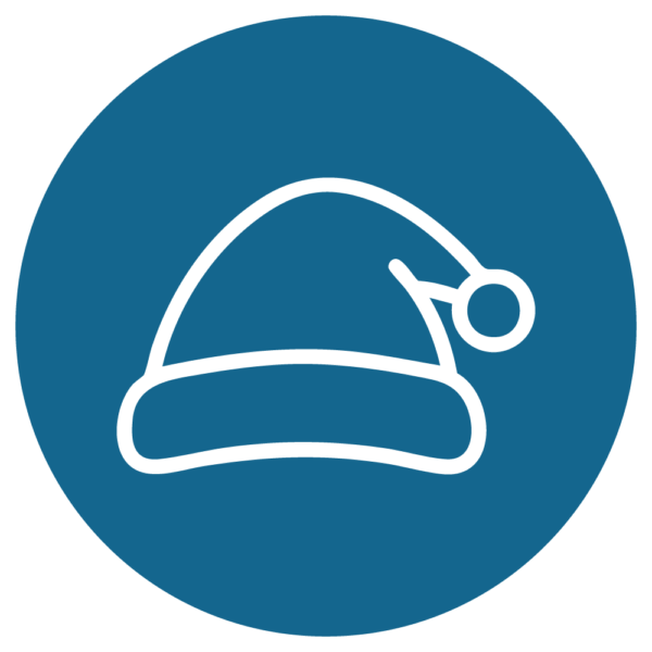 Weihnachtliche Mütze auf blauem Hintergrund, ideal für festliche Anlässe und winterliche Dekoration.