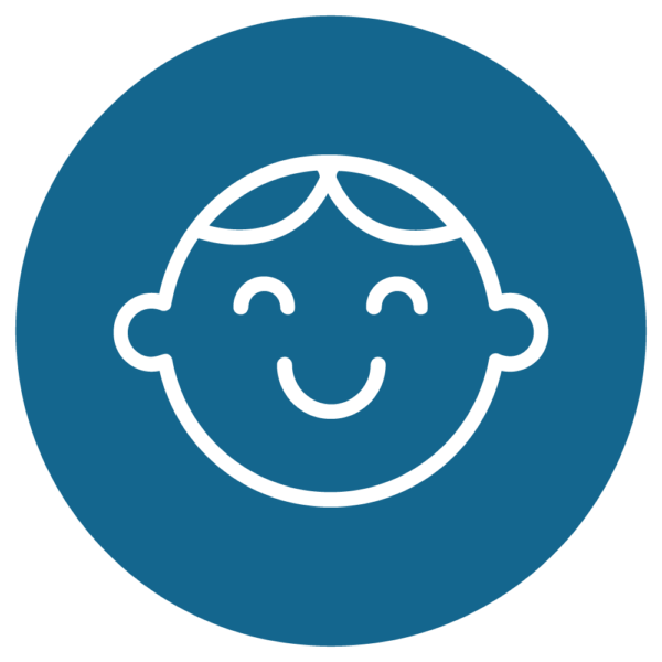 Lächelndes Babygesicht auf blauem Hintergrund, symbolisiert Freude und Unschuld in der Kindheit.