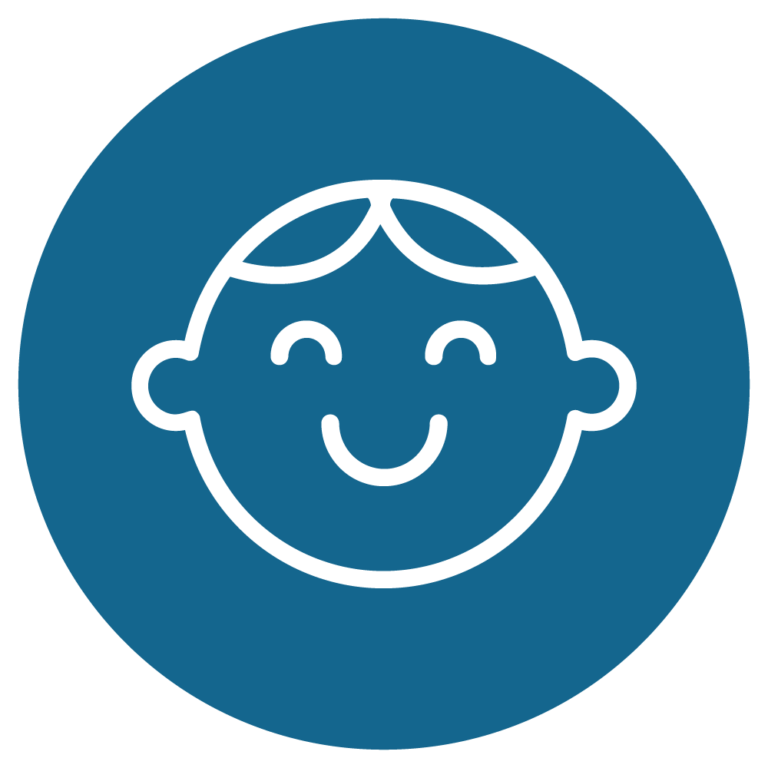 Lächelndes Babygesicht auf blauem Hintergrund, symbolisiert Freude und Unschuld in der Kindheit.