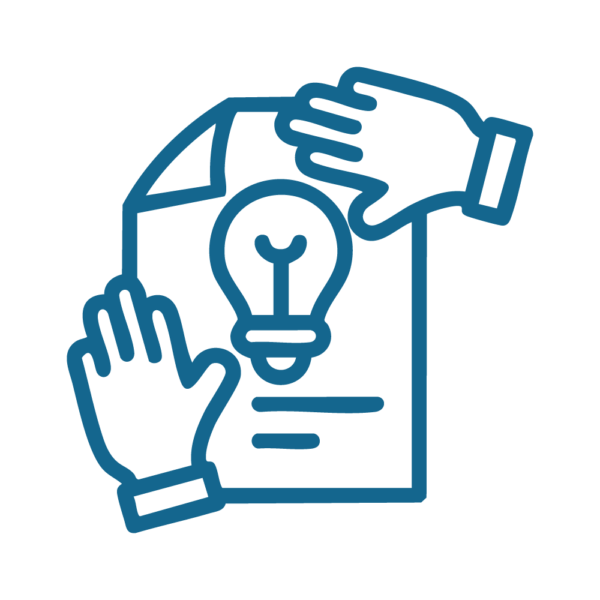 Symbolbild für kreative Ideenentwicklung mit Händen und Glühbirne über einem Dokument. Innovatives Denken fördern.