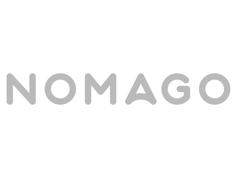 Logo der Marke Nomago in grauer Schrift auf weißem Hintergrund, symbolisiert Reisen und Mobilität.