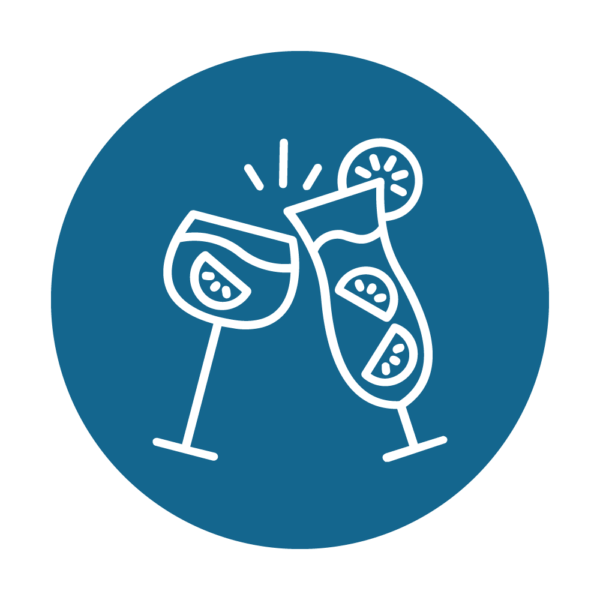 Zwei stilisierte Cocktails stoßen in einem runden blauen Hintergrund an. Ideal für Feierlichkeiten und Veranstaltungen.