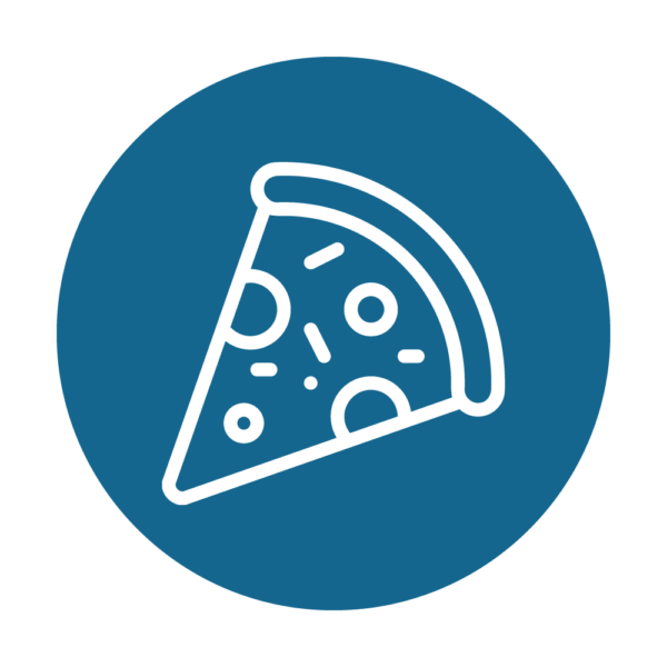 Ein Pizzastück auf blauem Hintergrund, symbolisiert leckere italienische Küche und Genuss. Ideal für Food-Artikel.